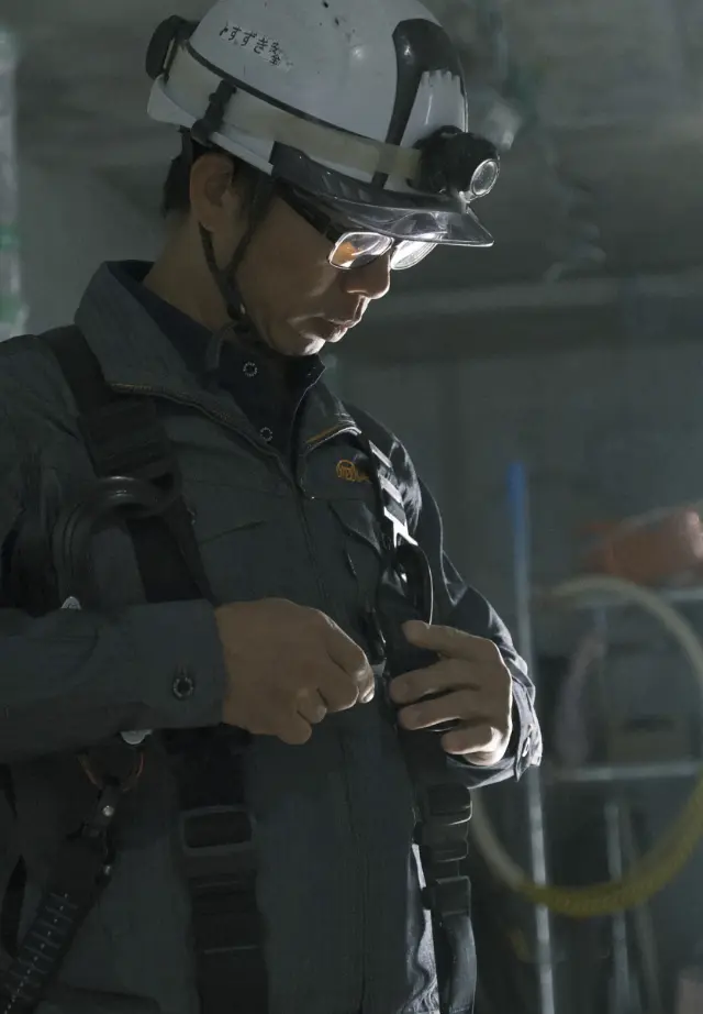 ヘルメットと安全眼鏡を着用した男性