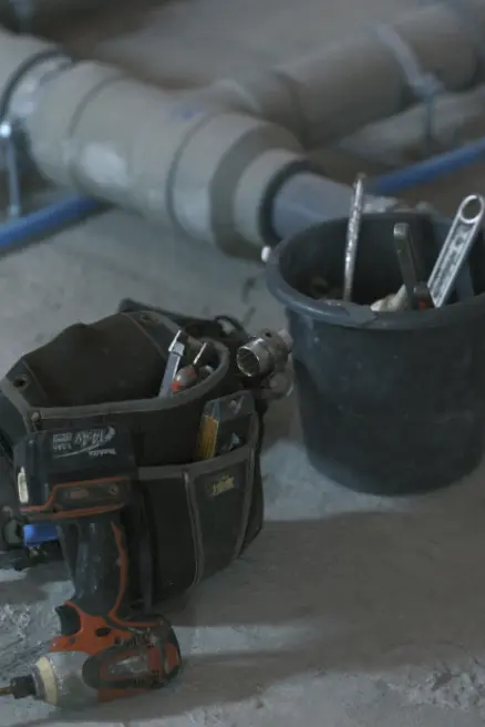 床に置かれた様々な工具と道具