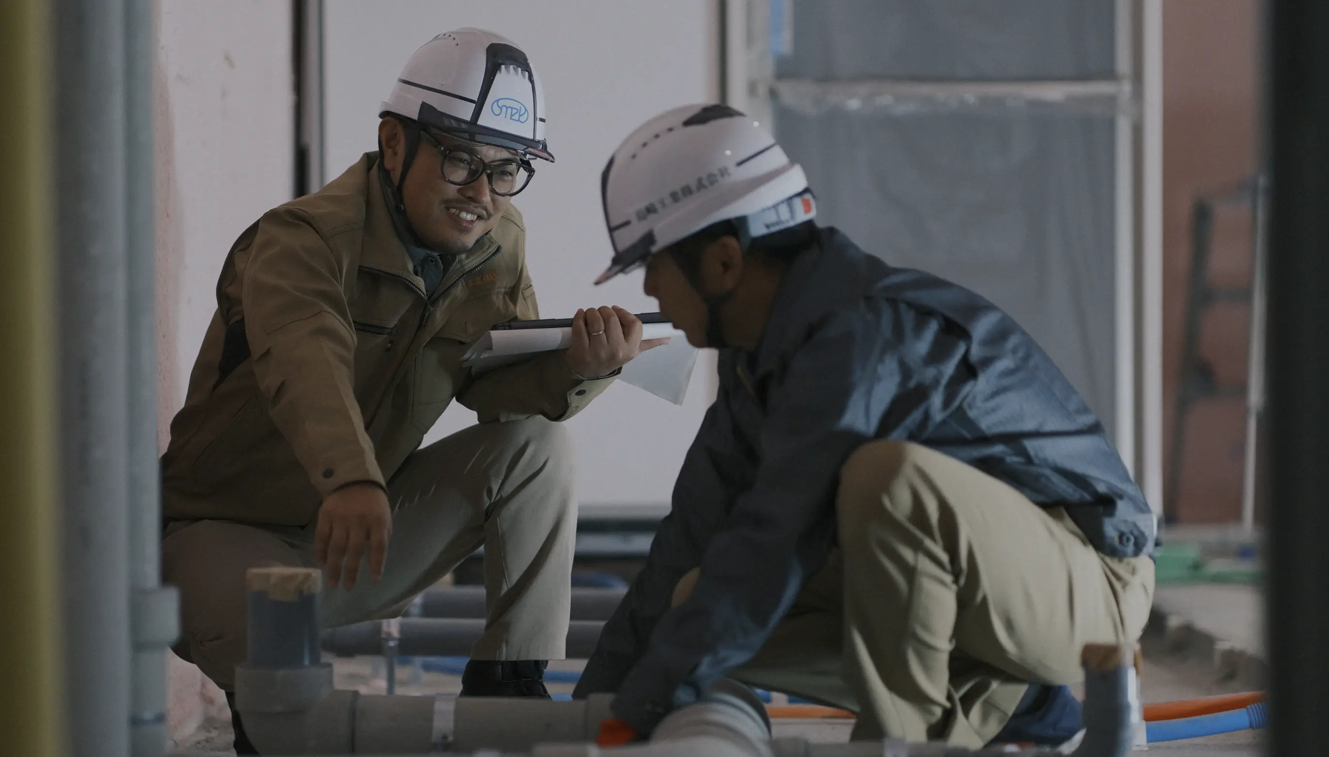 ヘルメットを着用した作業員が現場で作業している様子