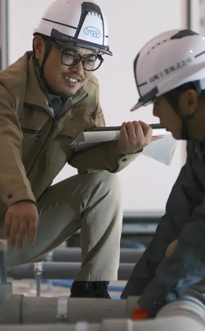 ヘルメットを着用した作業員が現場で作業している様子