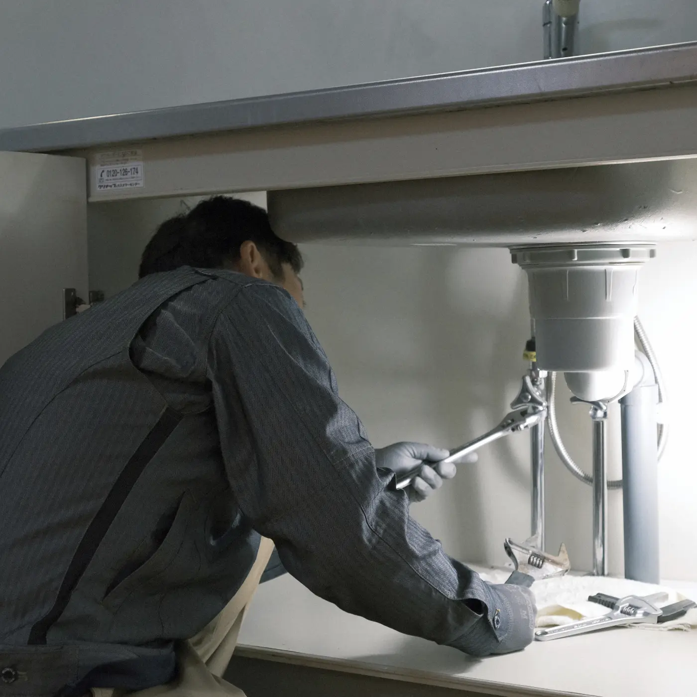 灰色のジャケットを着用した男性の姿