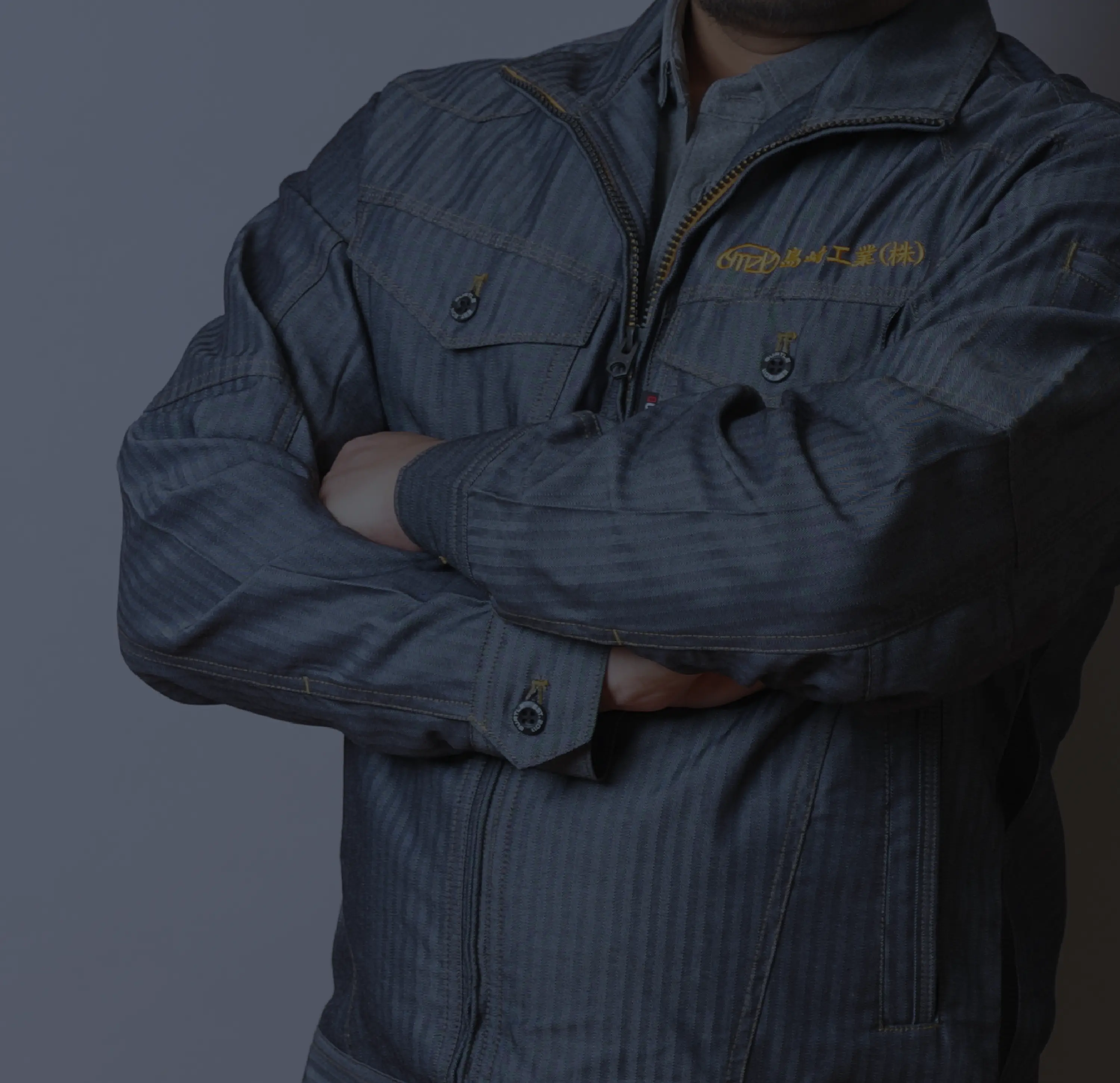 ジャケットを着た男性が立っている