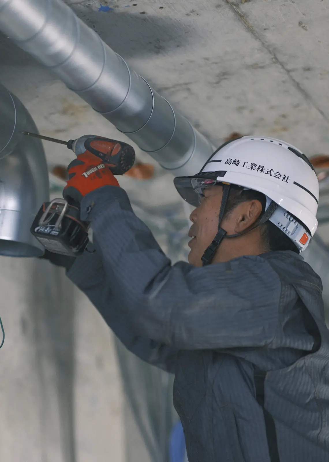 配管工事を行う作業員