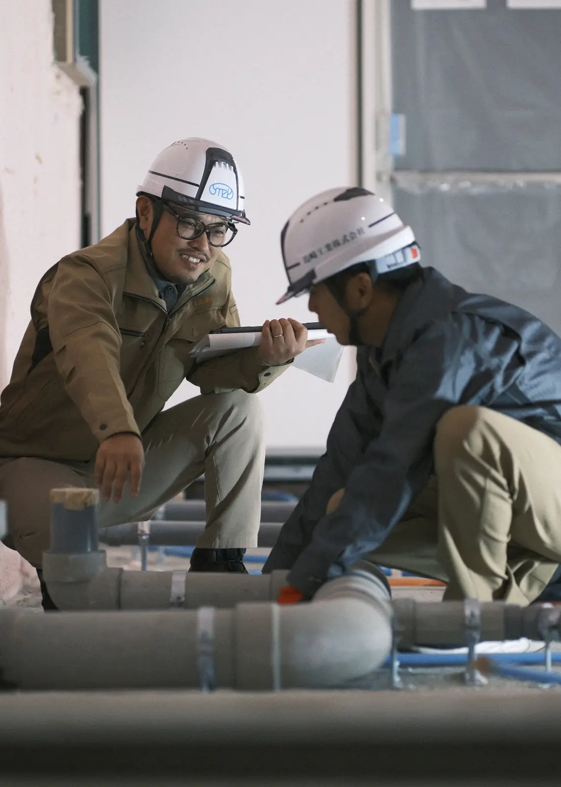 現場での配管確認と打ち合わせ