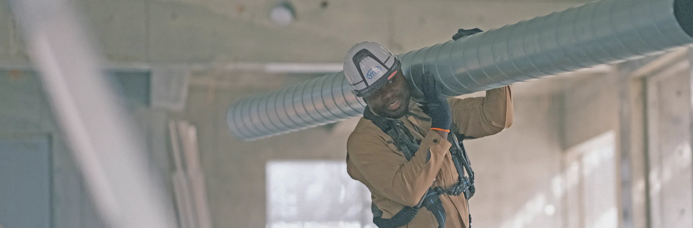 図面を確認する技術者