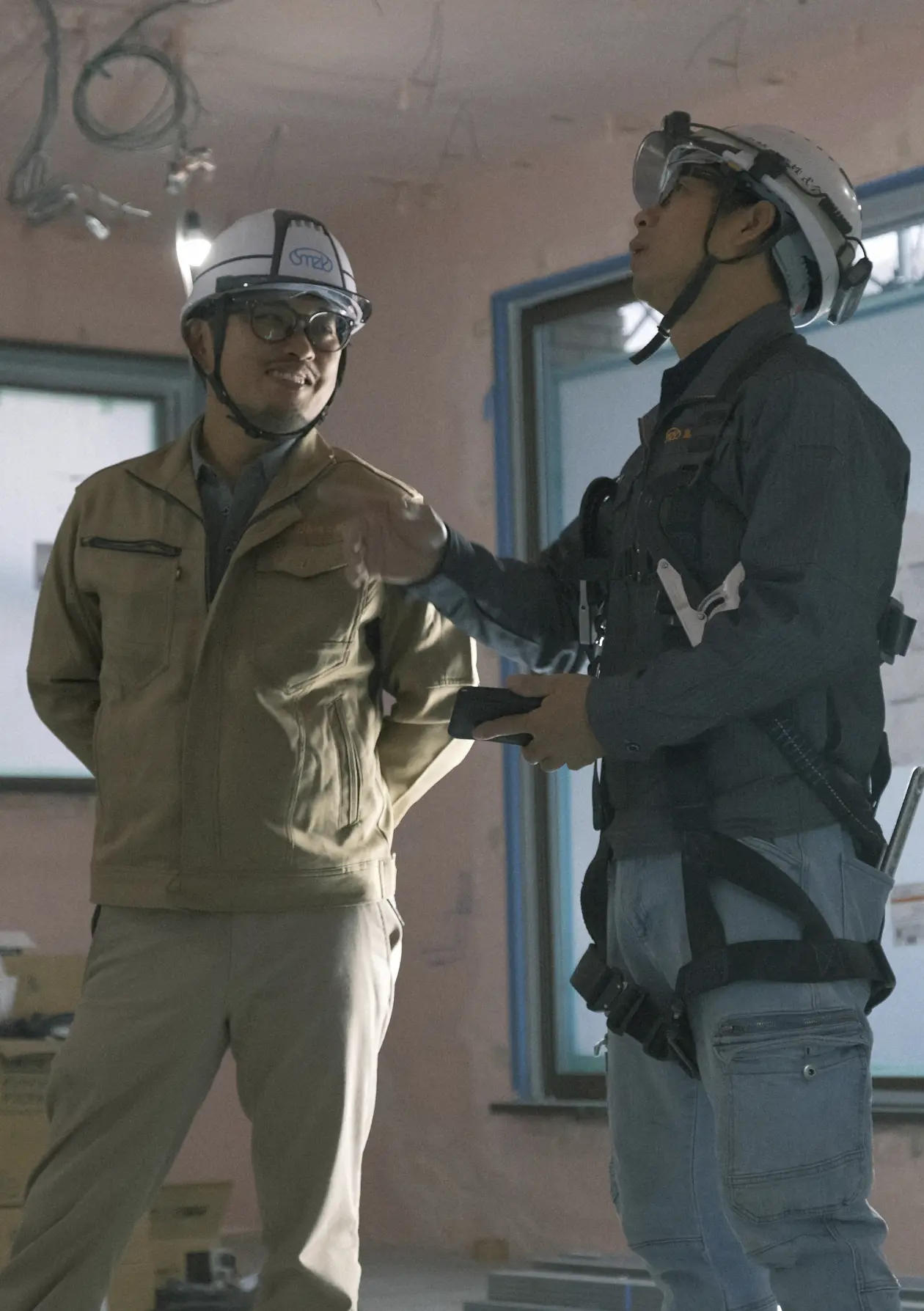 建設現場で打ち合わせをする作業員