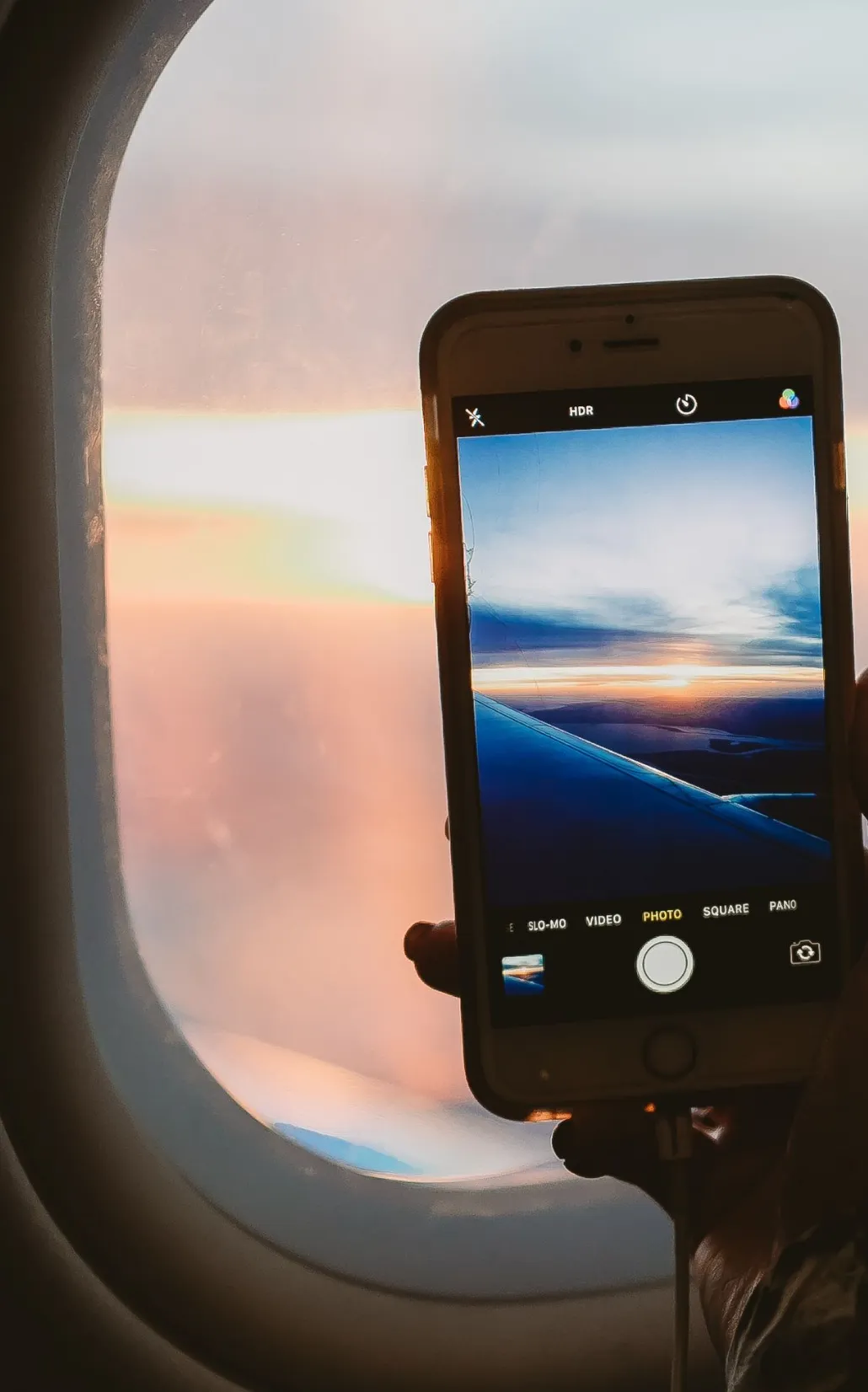 作業服を着用し工具を腰に装備した作業員の後ろ姿